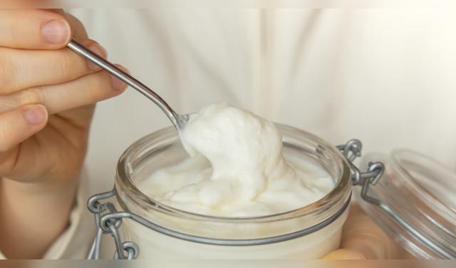 Conserva el yogur refrigerado y revisa el envase, el olor y la textura antes de consumirlo; si presenta señales de deterioro, deséchalo. Foto: Envato Conserva el yogur refrigerado y revisa el envase, el olor y la textura antes de consumirlo; si presenta señales de deterioro, deséchalo. Foto: Envato