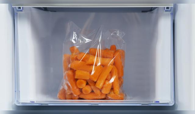 Congela la zanahoria separada en una bandeja y luego guárdala en bolsas herméticas, etiquetadas con la fecha. Foto: Envato  
