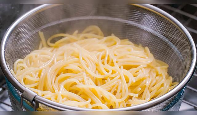 Reservar un poco del agua de cocción ayuda a espesar la salsa y mejorar su textura. Foto: Envato Reservar un poco del agua de cocción ayuda a espesar la salsa y mejorar su textura. Foto: Envato