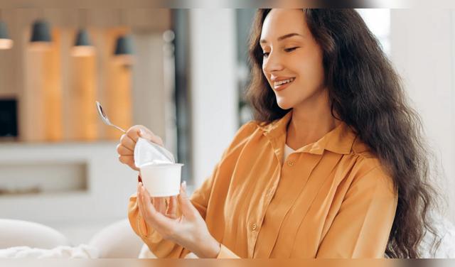 El yogur con miel, frutas y semillas puede ser una opción práctica para el desayuno. Foto: Envato  