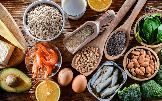 Diversas alternativas vegetales y alimentos fortificados permiten cubrir las necesidades de calcio sin lácteos. Fuente: Shutterstock.   