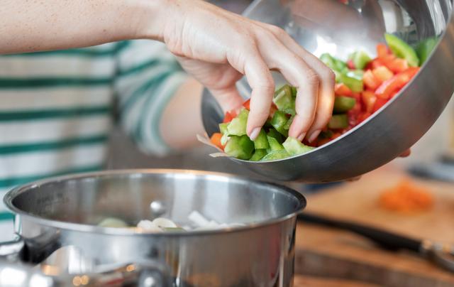  Duplicar la cantidad de comida ayuda a diluir la concentración de sal.    