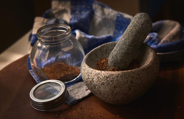 El merkén se seca al sol, sobre leña y luego se muele hasta obtener una fina textura en polvo. El merkén se seca al sol, sobre leña y luego se muele hasta obtener una fina textura en polvo.