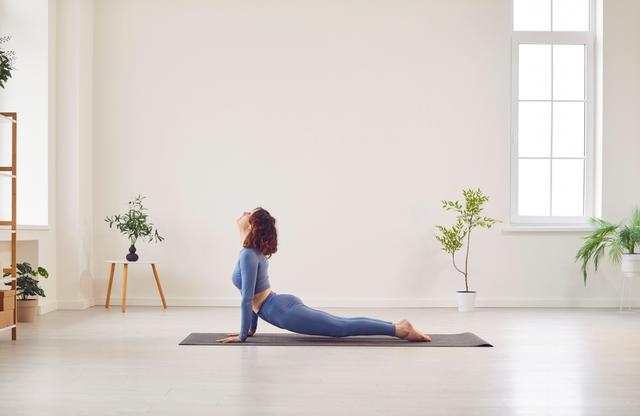 El requerimiento de agua es mayor al hacer ejercicio o vivir en zonas cálidas.   