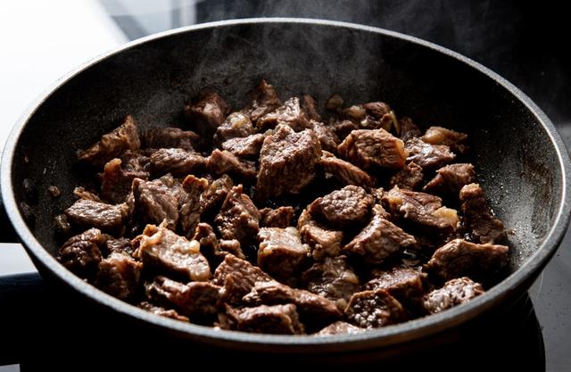 Calienta a fuego bajo para ablandar la carne.   