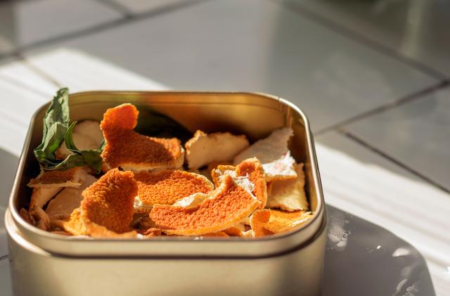 Deja secar las cáscaras de las mandarinas y estarán listas para usar.   