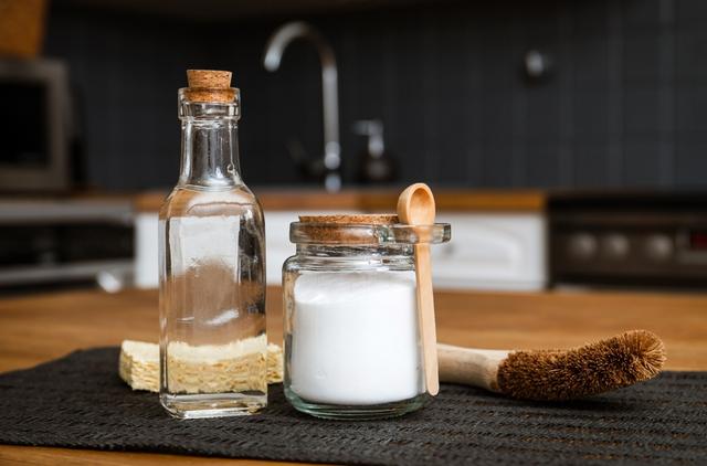 El vinagre y el bicarbonato no son muy eficaces para eliminar pesticidas y microorganismos.   