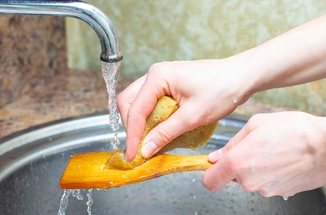 Lava los utensilios con la mezcla de vinagre para quitar el olor a pescado.   