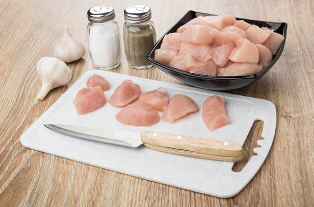 Si empleamos la misma tabla de cortar, se podría ocasionar una contaminación cruzada   