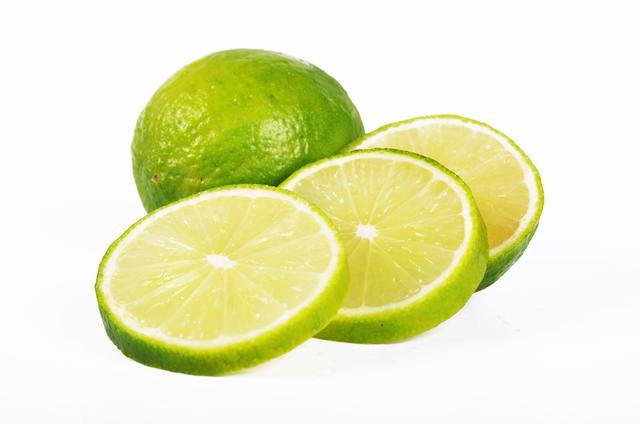 Utiliza el limón en rodajas y colócalos en distintas áreas de la cocina. Utiliza el limón en rodajas y colócalos en distintas áreas de la cocina.