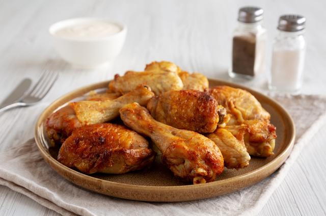 En algunas áreas frías del pollo, las bacterias pueden albergarse. En algunas áreas frías del pollo, las bacterias pueden albergarse.