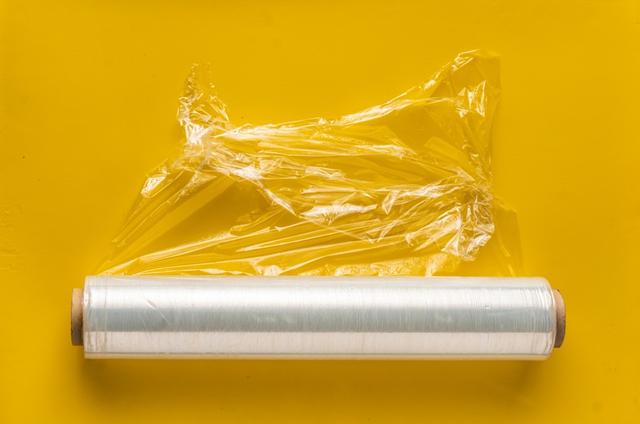 Envuelve la carne en papel film y luego guárdalo en una bolsa hermética.   