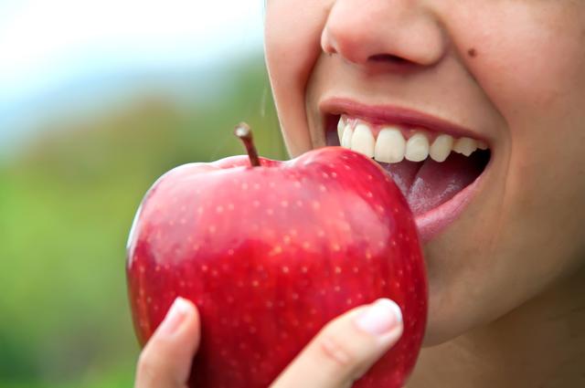 La manzana contiene antioxidantes que ayudan a prevenir las enfermedades del corazón.&nbsp;    