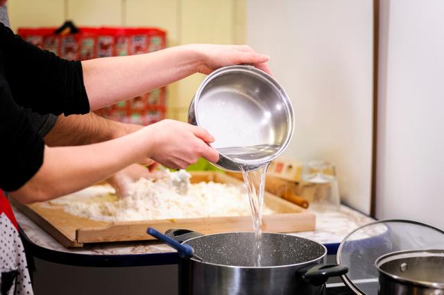 Agregar agua o caldo a la preparación salada también es una opción.   