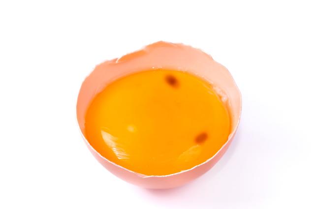 Las manchas marrones del huevo se deben a las células epiteliales desprendidas del conducto del sistema reproductor de las aves.   