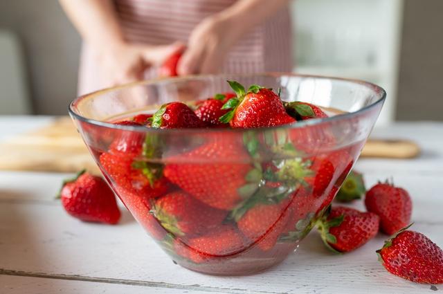 Sumerge las fresas en vinagre durante 20 minutos.   