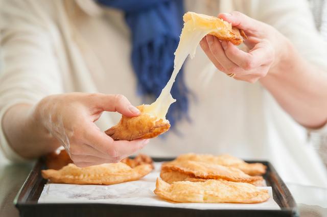 Empanadas con queso.   