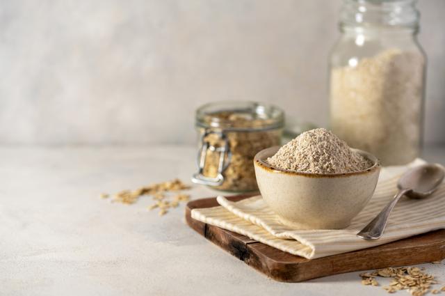 Inicia mezclando la avena con sal y levadura.   
