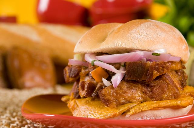 En el Mundial de Desayunos, Perú se enfrenta a Chile con el pan con chicharrón. Fuente: Shutterstock.   