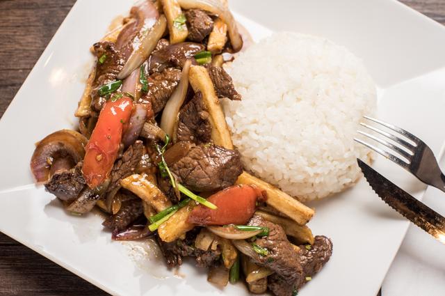 El lomo saltado resalta por su jugosidad y sazón única. Fuente: Shutterstock.   