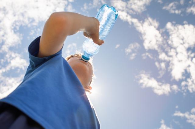 La hidratación adecuada ayuda a rehidratar las células, activa órganos internos y favorece la absorción de nutrientes. Fuente: Shutterstock.   