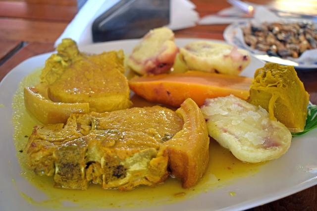 El adobo tacneño se hace con palillo y se sirve con zapallo de carga, típico de Tacna.   