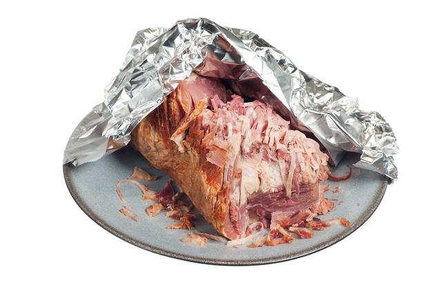 Es mejor guardar los restos de comida en recipientes o bolsas herméticas   