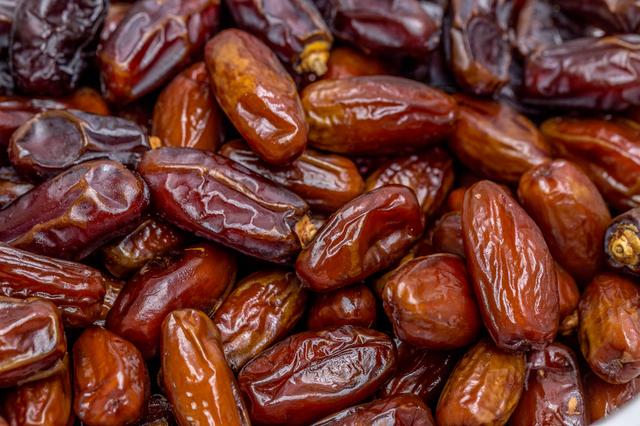  Los dátiles son la fruta más dulce.    