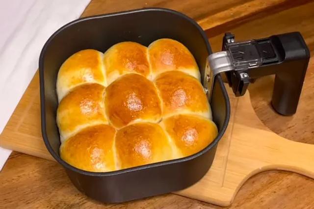  Preparar pan en una freidora de aire permite obtener un pan crocante en cuestión de minutos.    