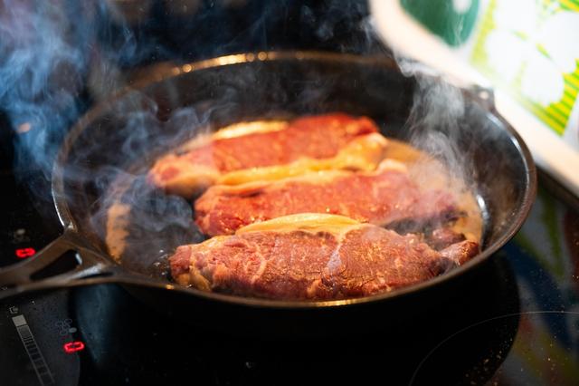 Echar agua fría a una sartén caliente puede desprender la capa antiadherente y contaminar los alimentos.    
