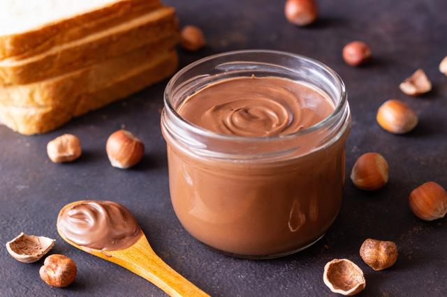 Crema de avellanas casera, hecha con leche, aceite de coco, stevia y cacao. Crema de avellanas casera, hecha con leche, aceite de coco, stevia y cacao.