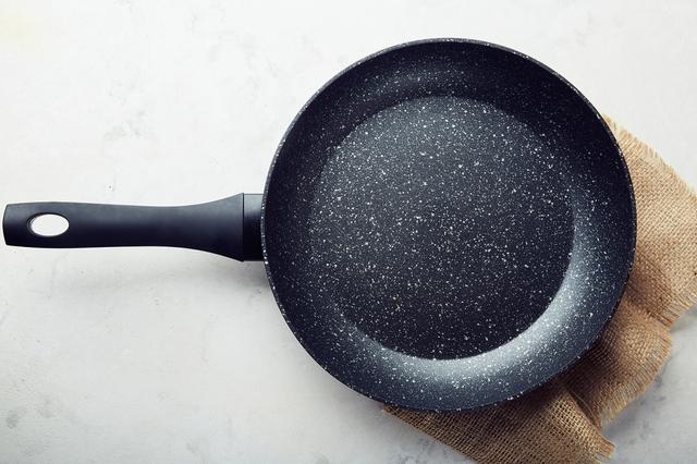 Para recuperar el antiadherente de la sartén necesitas aceite y sal.   