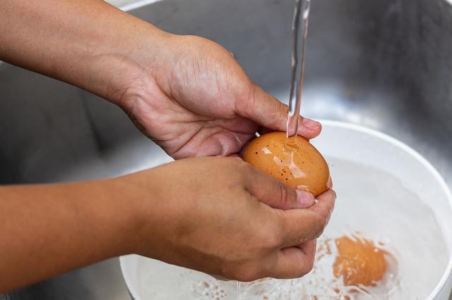 Lava el huevo antes de cocinarlo y evita salpicar alrededor.   