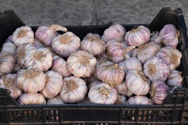 El kilo del ajo oscila ente los S/30 a S/35.   