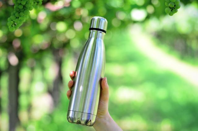 Evita reutilizar botellas de plástico y opta por una botella de acero inoxidable.   