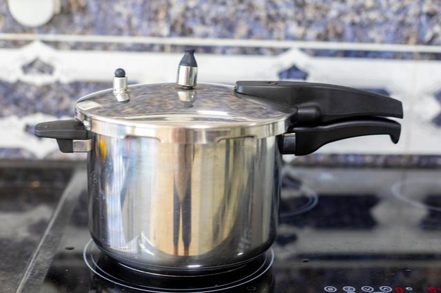 Con la olla a presión no es necesario remojar los garbanzos la noche anterior. Con la olla a presión no es necesario remojar los garbanzos la noche anterior.