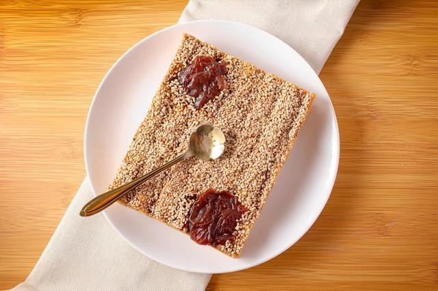 Turrones Calderón ofrece un turrón con una fina capa de ajonjolí.   