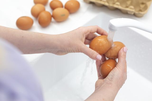 No laves los huevos ya que la cáscara cuenta con una capa protectora que evita el ingreso de bacterias.    