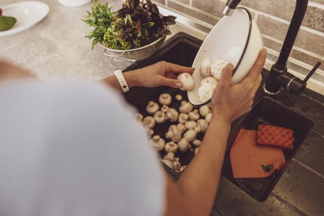 Al lavar los champiñones pierden su sabor.   