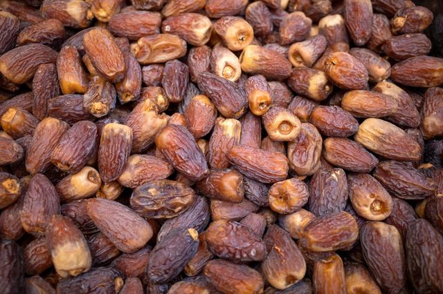 Los dátiles poseen una dulzura natural y tienen beneficios para el organismo. Los dátiles poseen una dulzura natural y tienen beneficios para el organismo.