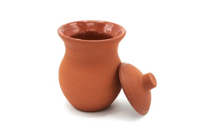 Las macetas pueden usarse para plantar las flores y guardar los alimentos.   