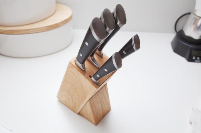 No deslices el cuchillo sobre otras superficies porque reduce el afilado.   