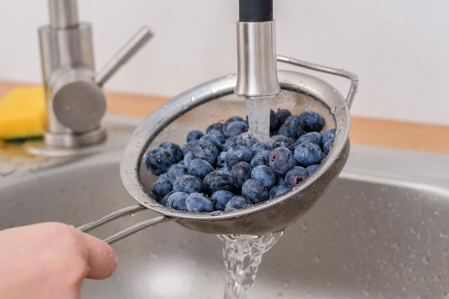 Recuerda que, después de sumergir los arándanos en la solución de agua con vinagre, debes darles una segunda enjuagada.   