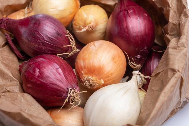La cebolla refrigerada pierde su sabor y textura.   