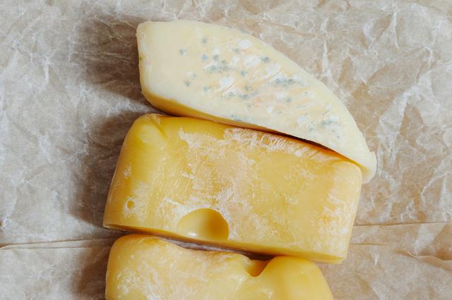 Desecha el queso que tiene mal olor y ha cambiado de color y textura. Desecha el queso que tiene mal olor y ha cambiado de color y textura.