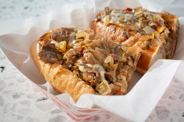 Sándwich philly cheesesteak. Sándwich philly cheesesteak.