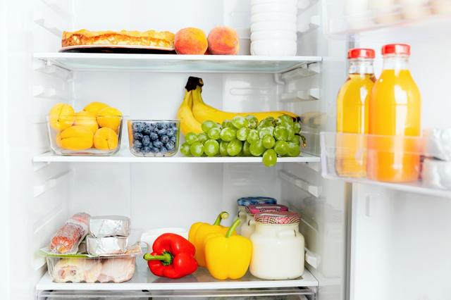 Organiza los alimentos en el refrigerador para evitar un alto consumo de energía.   