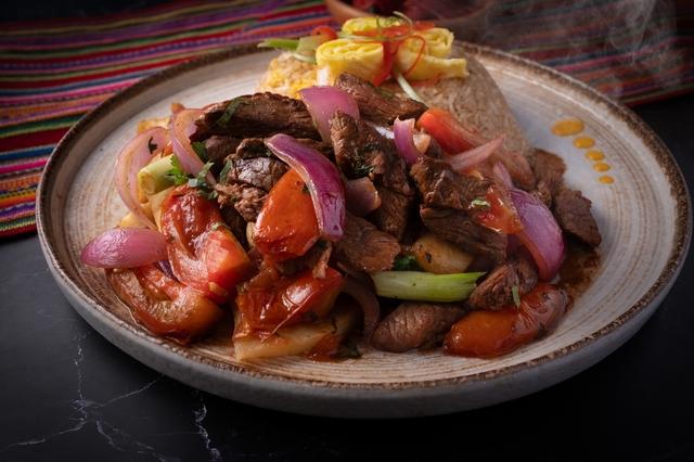 Los mexicanos probaron lomo saltado.   