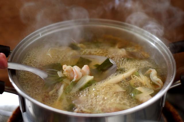 Lo mejor es cocinar el pescado para eliminar las bacterias.   