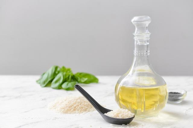 Solo necesitarás dos cucharaditas de vinagre de manzana por cada taza de arroz crudo.    